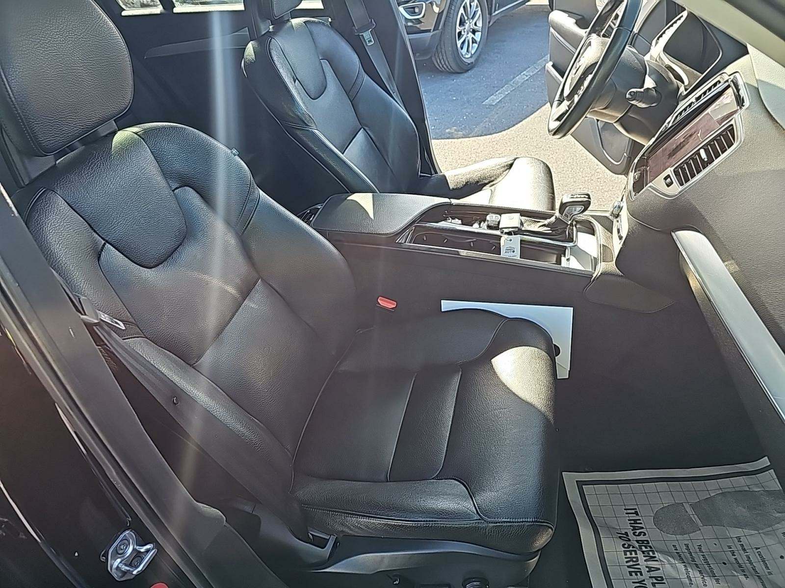 2017 Volvo XC90 T6 Momentum AWD