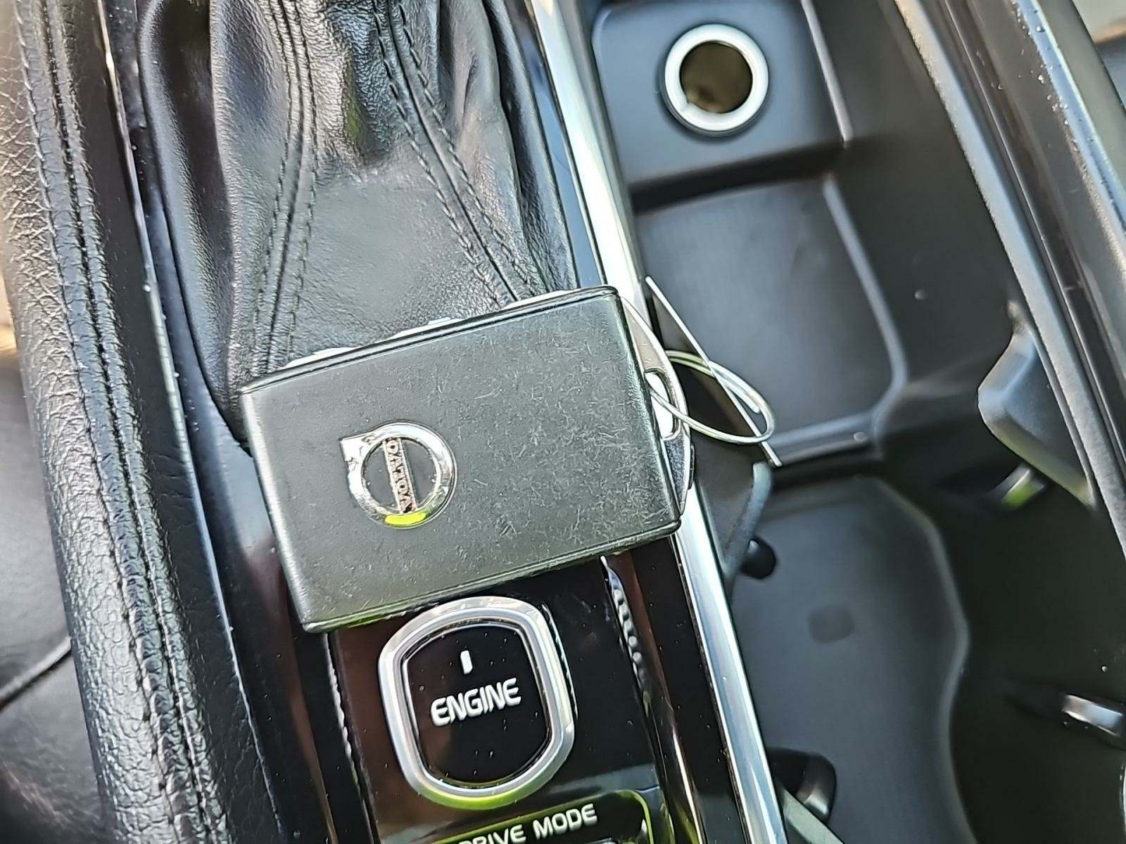 2017 Volvo XC90 T6 Momentum AWD