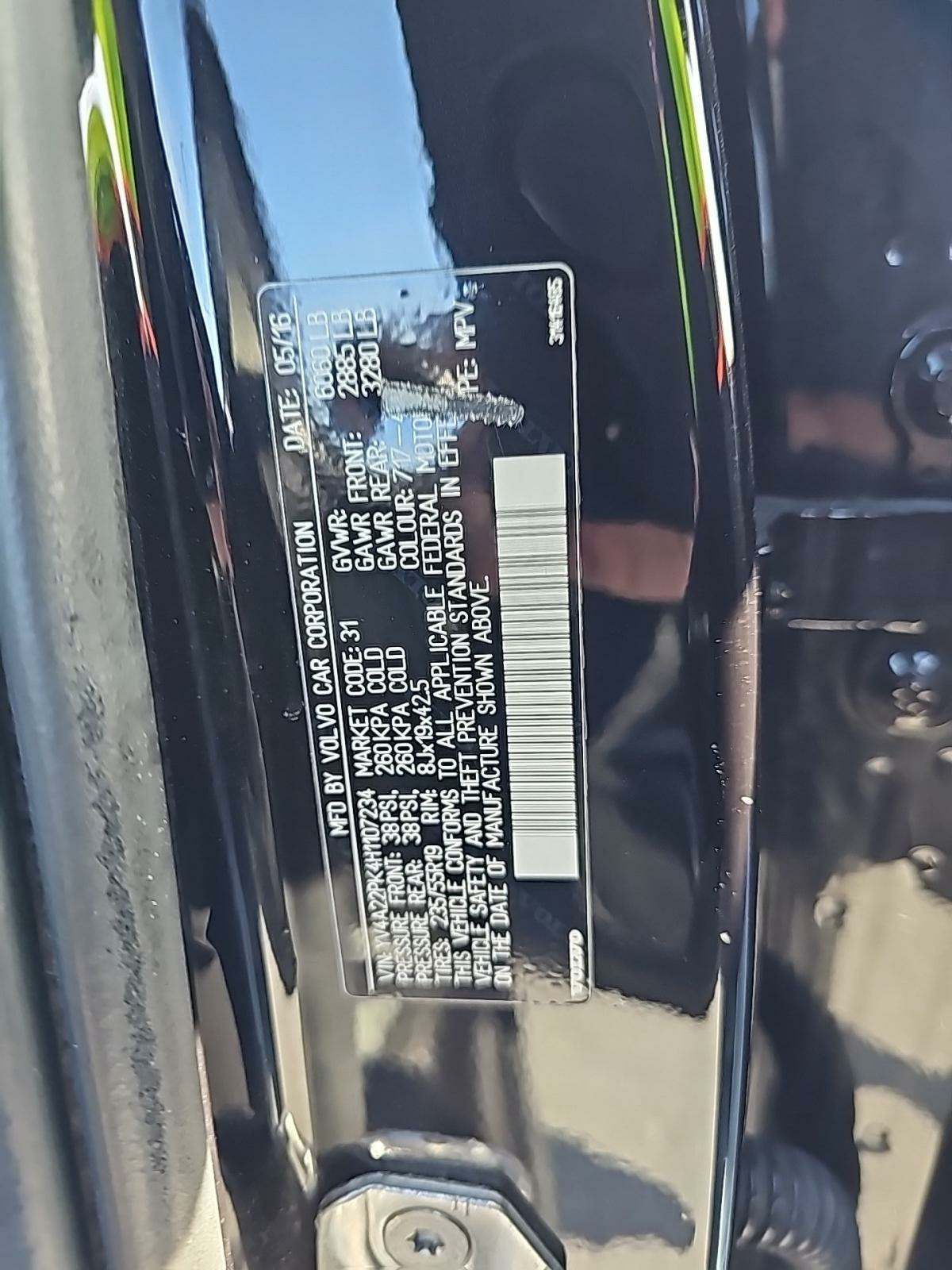 2017 Volvo XC90 T6 Momentum AWD