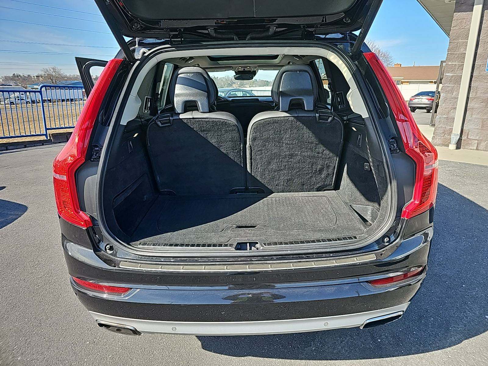 2017 Volvo XC90 T6 Momentum AWD