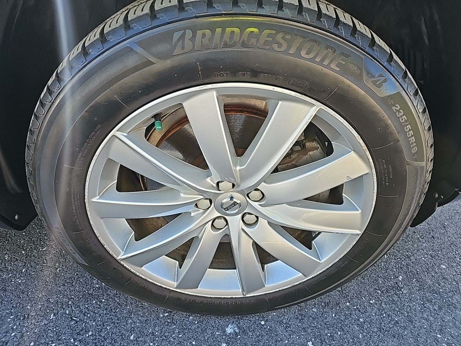 2017 Volvo XC90 T6 Momentum AWD