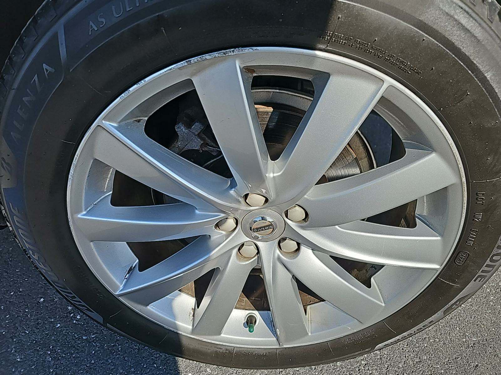 2017 Volvo XC90 T6 Momentum AWD