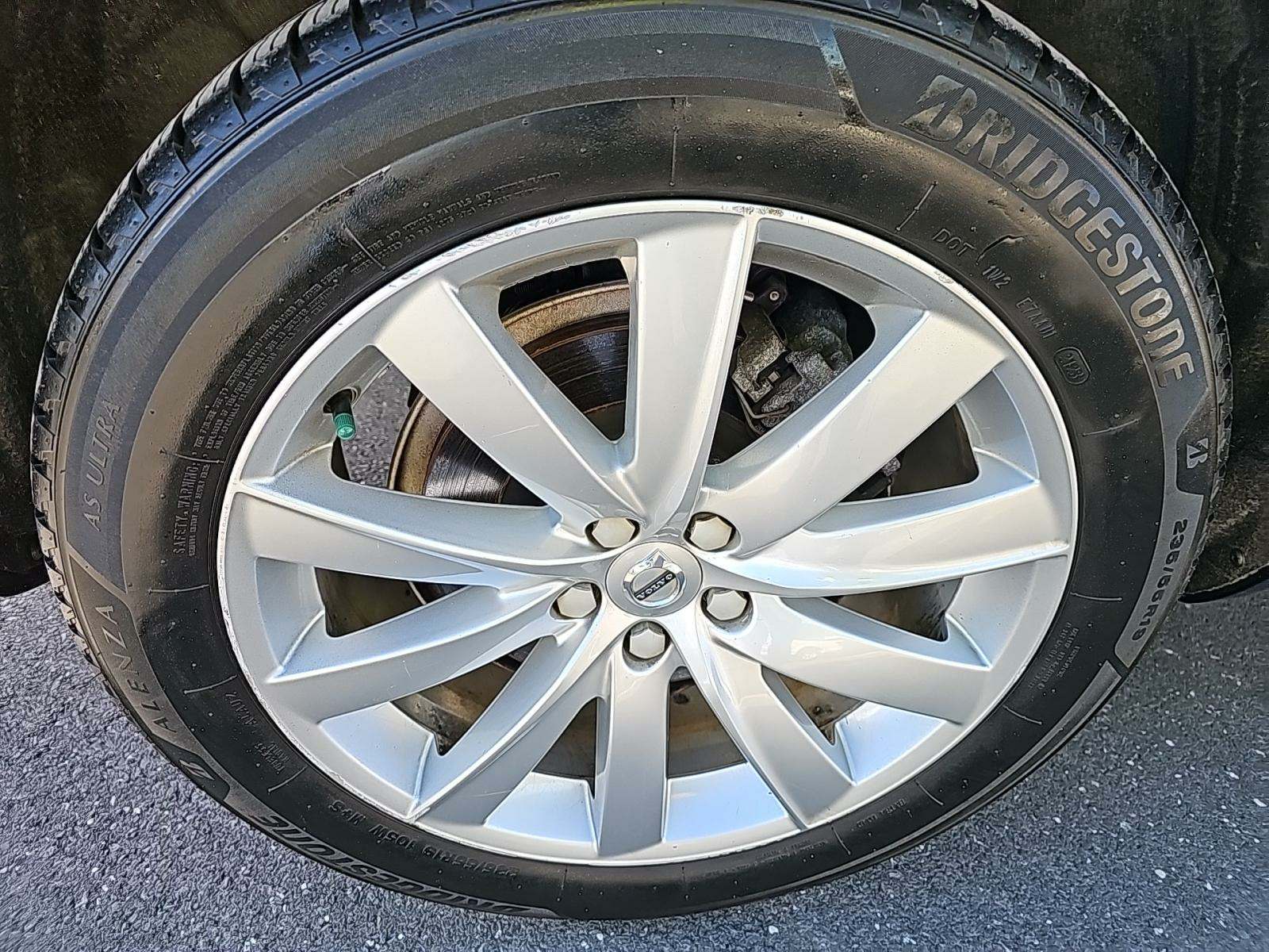 2017 Volvo XC90 T6 Momentum AWD