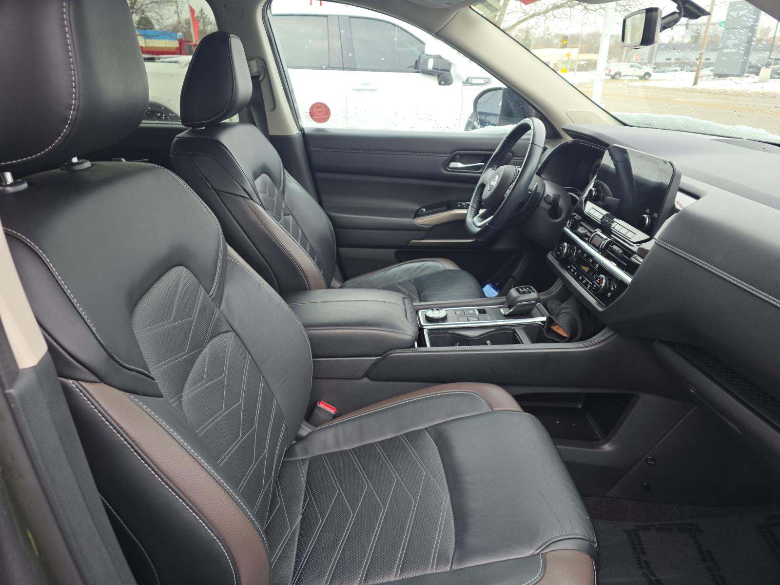 2023 Nissan Pathfinder Platinum AWD