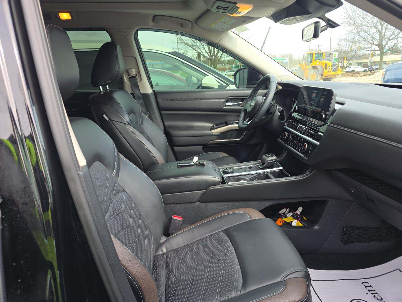 2024 Nissan Pathfinder Platinum AWD