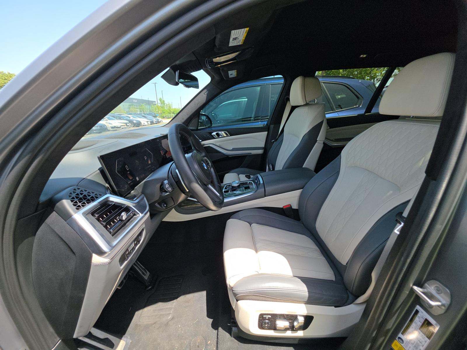 2023 BMW X7 M60i AWD