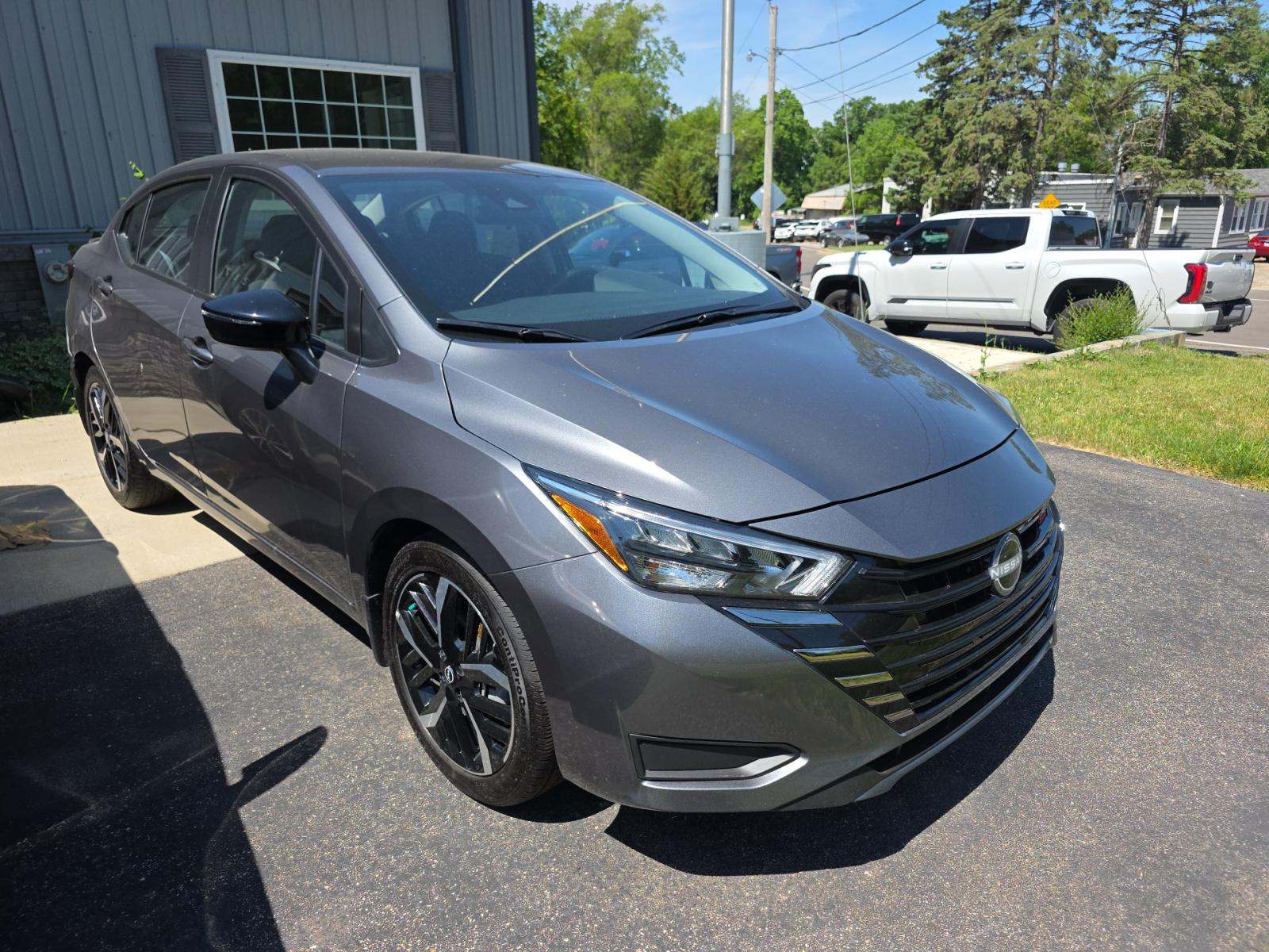 NISSAN VERSA - 4