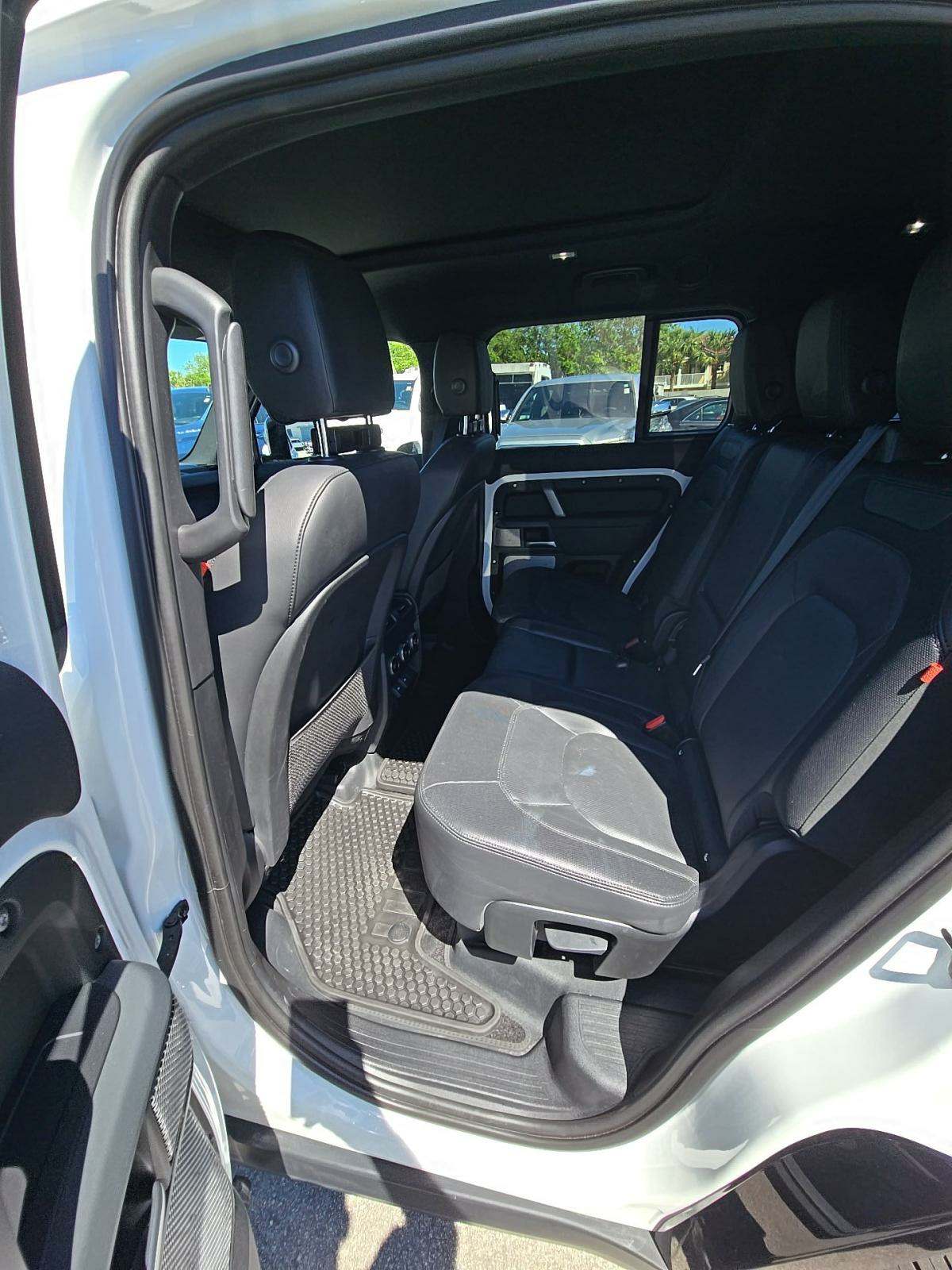 2024 Land Rover Defender 130 X-Dynamic SE AWD