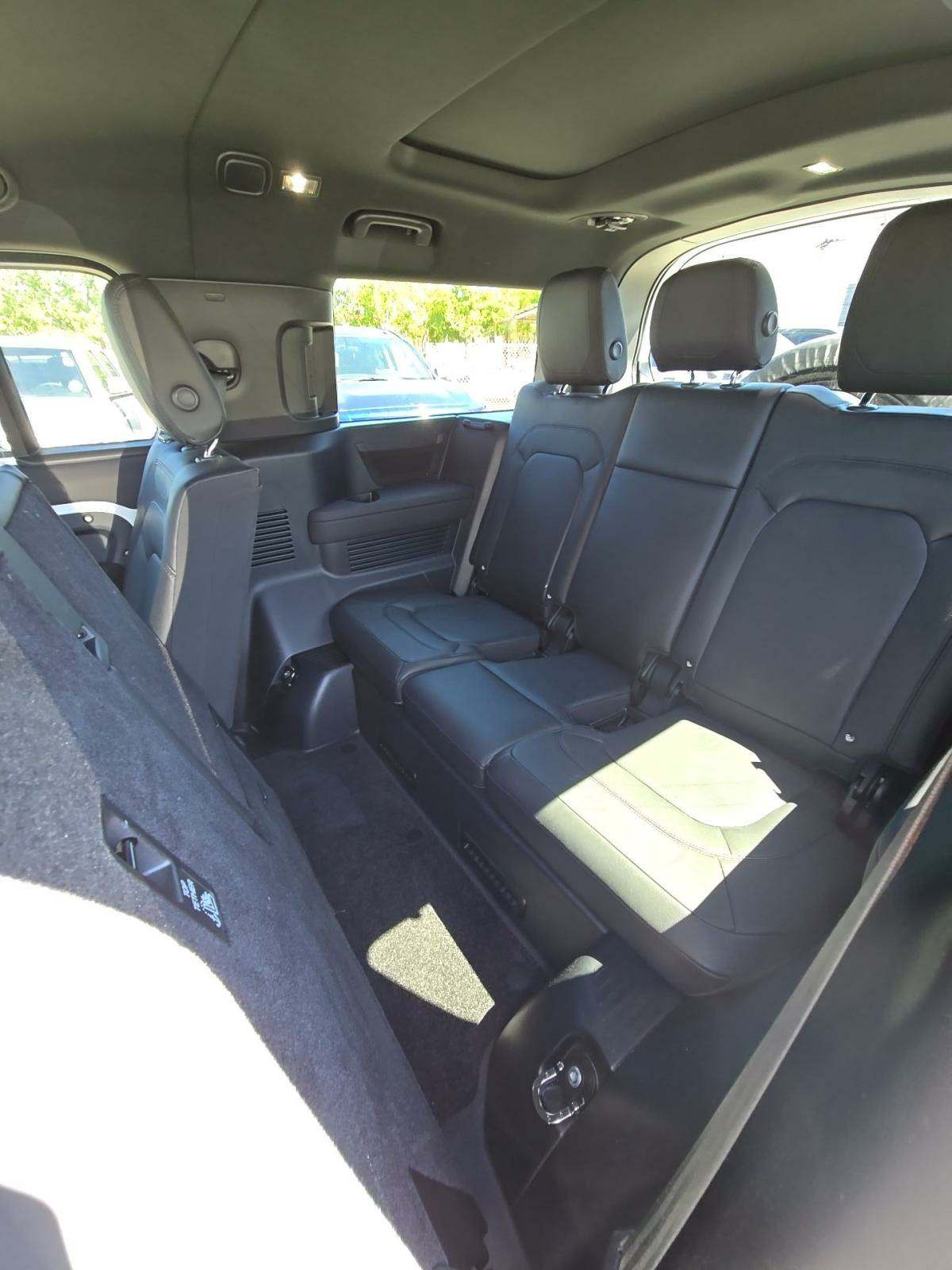 2024 Land Rover Defender 130 X-Dynamic SE AWD