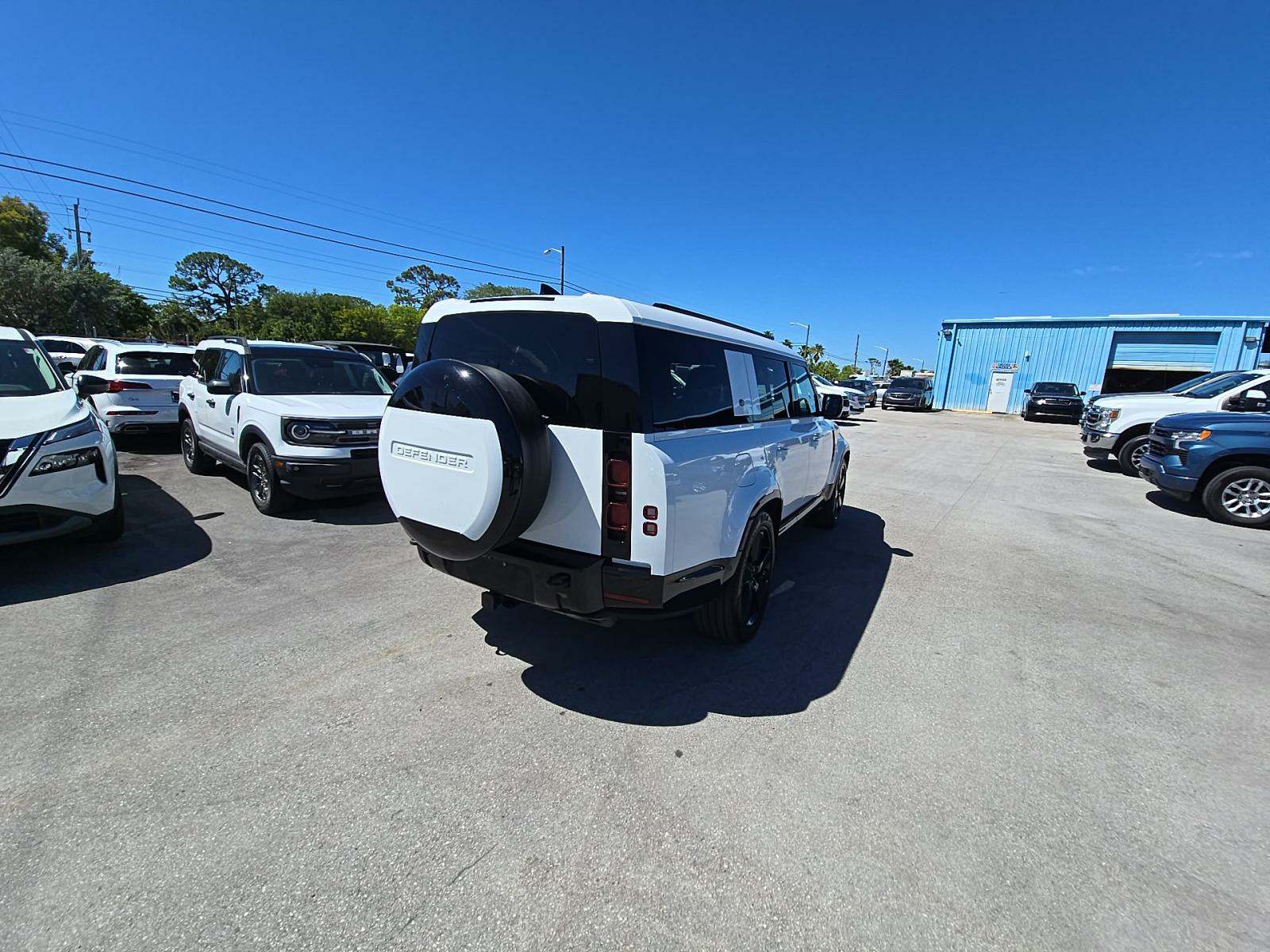 2024 Land Rover Defender 130 X-Dynamic SE AWD