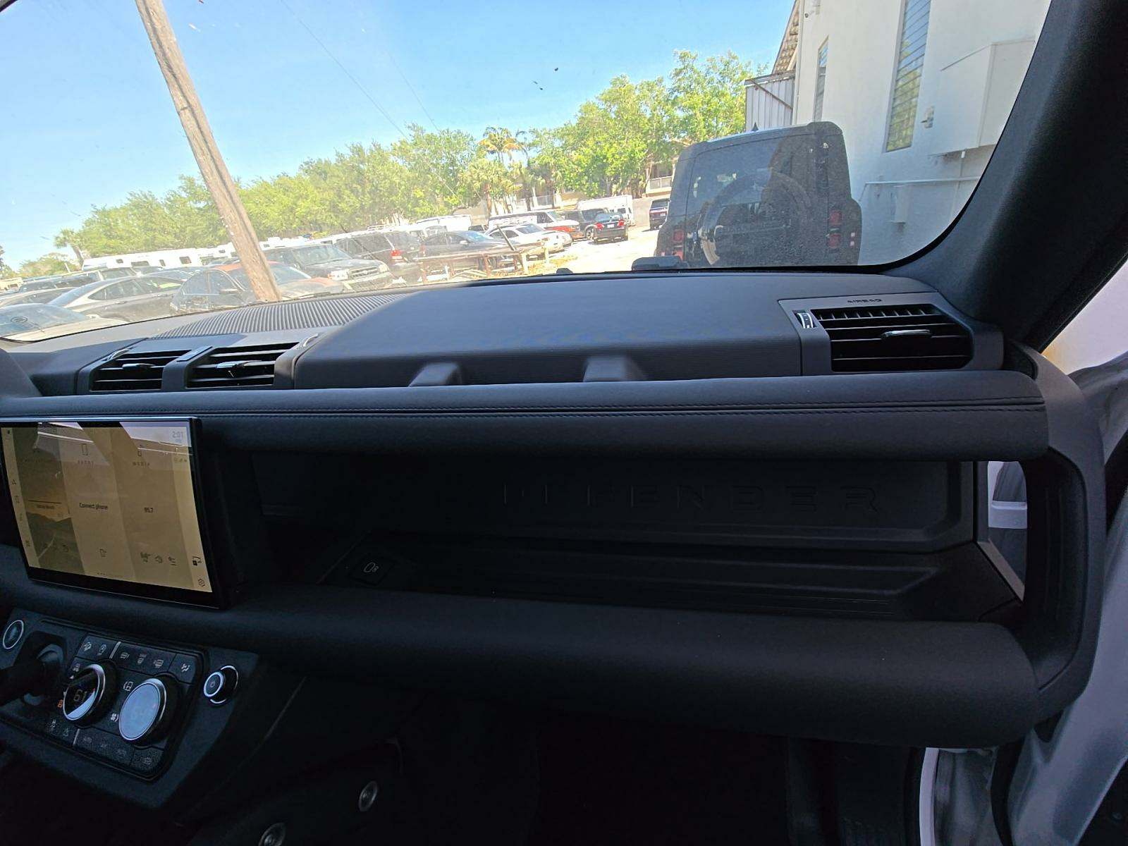 2024 Land Rover Defender 130 X-Dynamic SE AWD