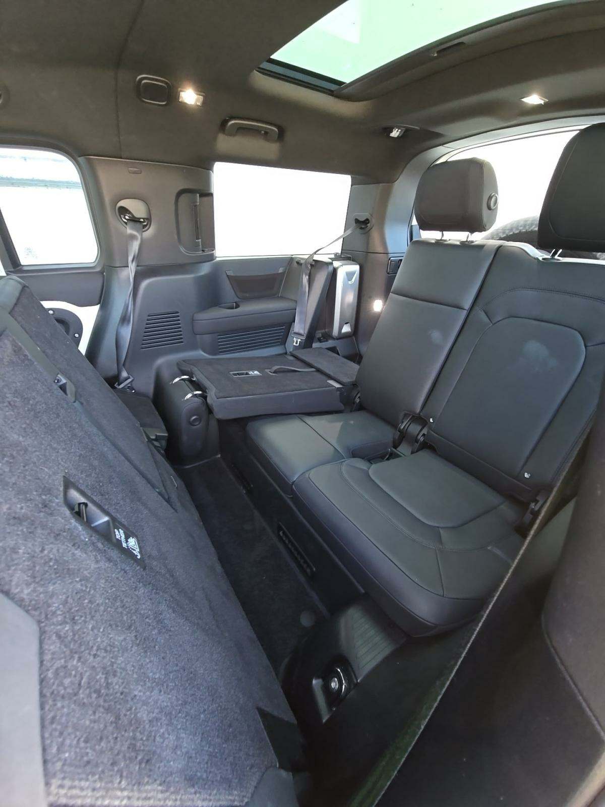 2024 Land Rover Defender 130 X-Dynamic SE AWD