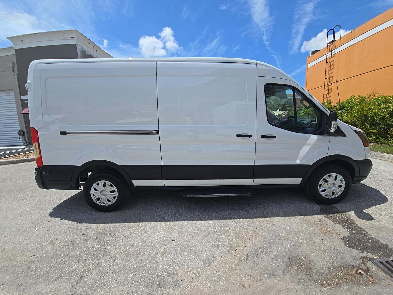 FORD TRANSIT 150 - 4