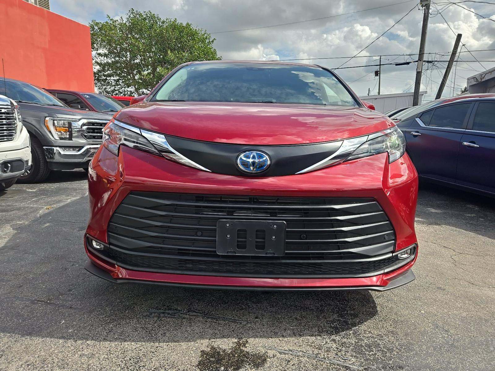 2025 Toyota Sienna XLE FWD