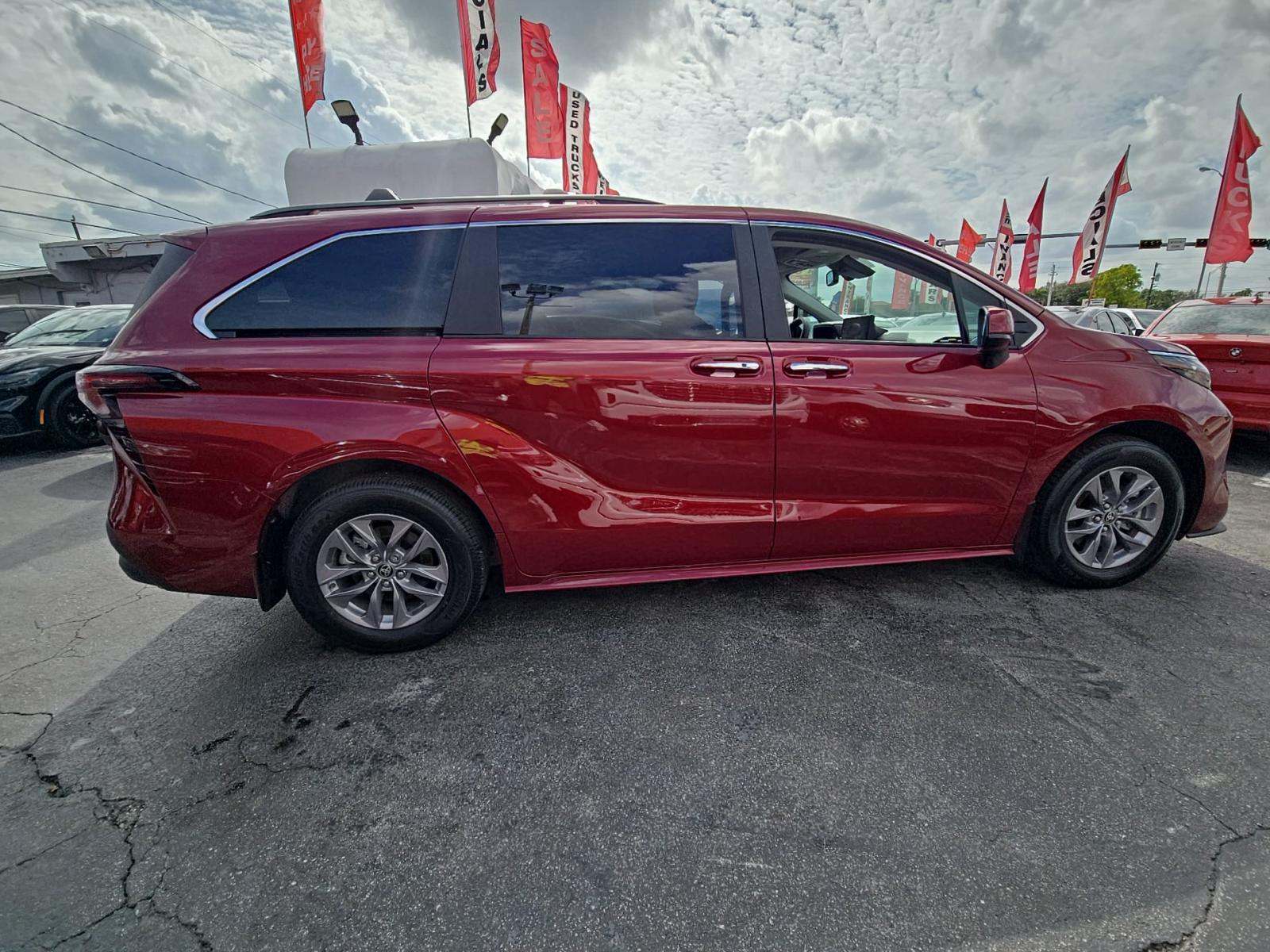 2025 Toyota Sienna XLE FWD