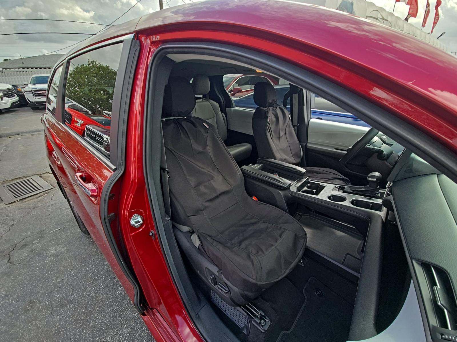 2025 Toyota Sienna XLE FWD