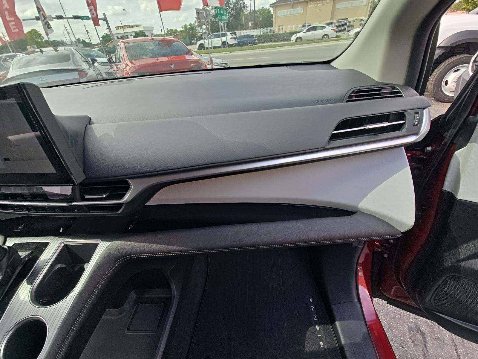 2025 Toyota Sienna XLE FWD