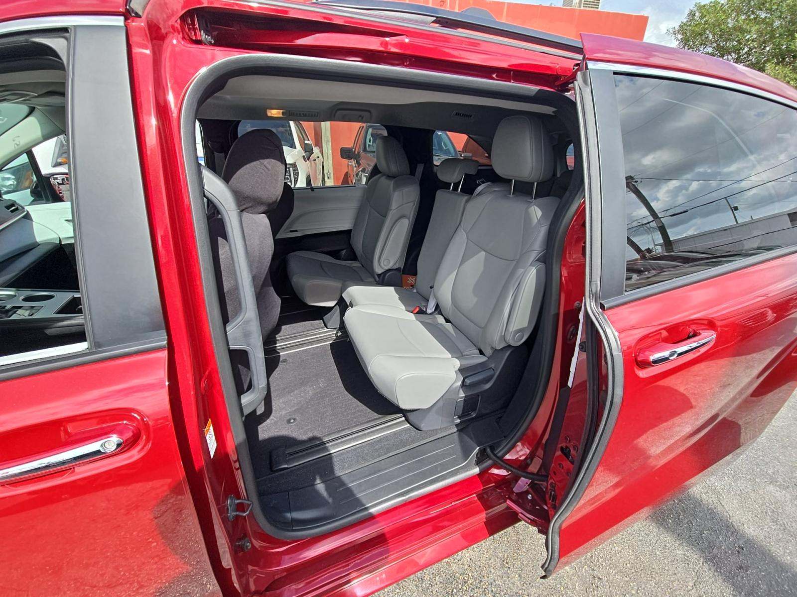 2025 Toyota Sienna XLE FWD