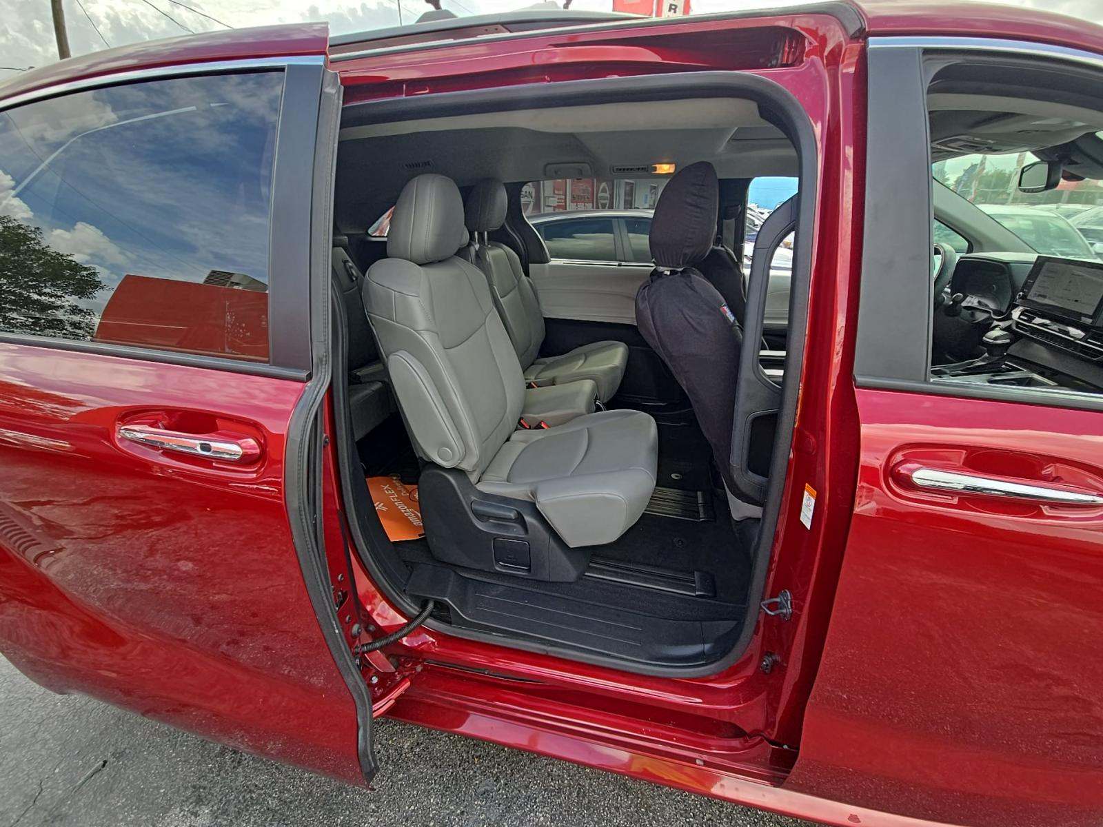 2025 Toyota Sienna XLE FWD