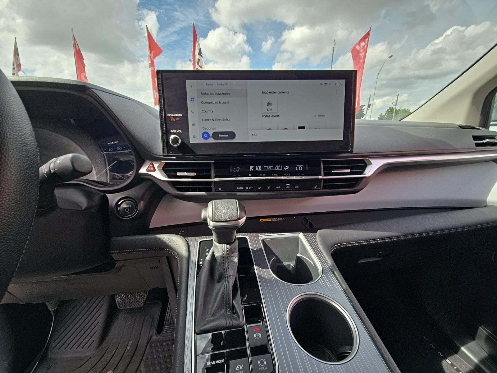 2025 Toyota Sienna XLE FWD