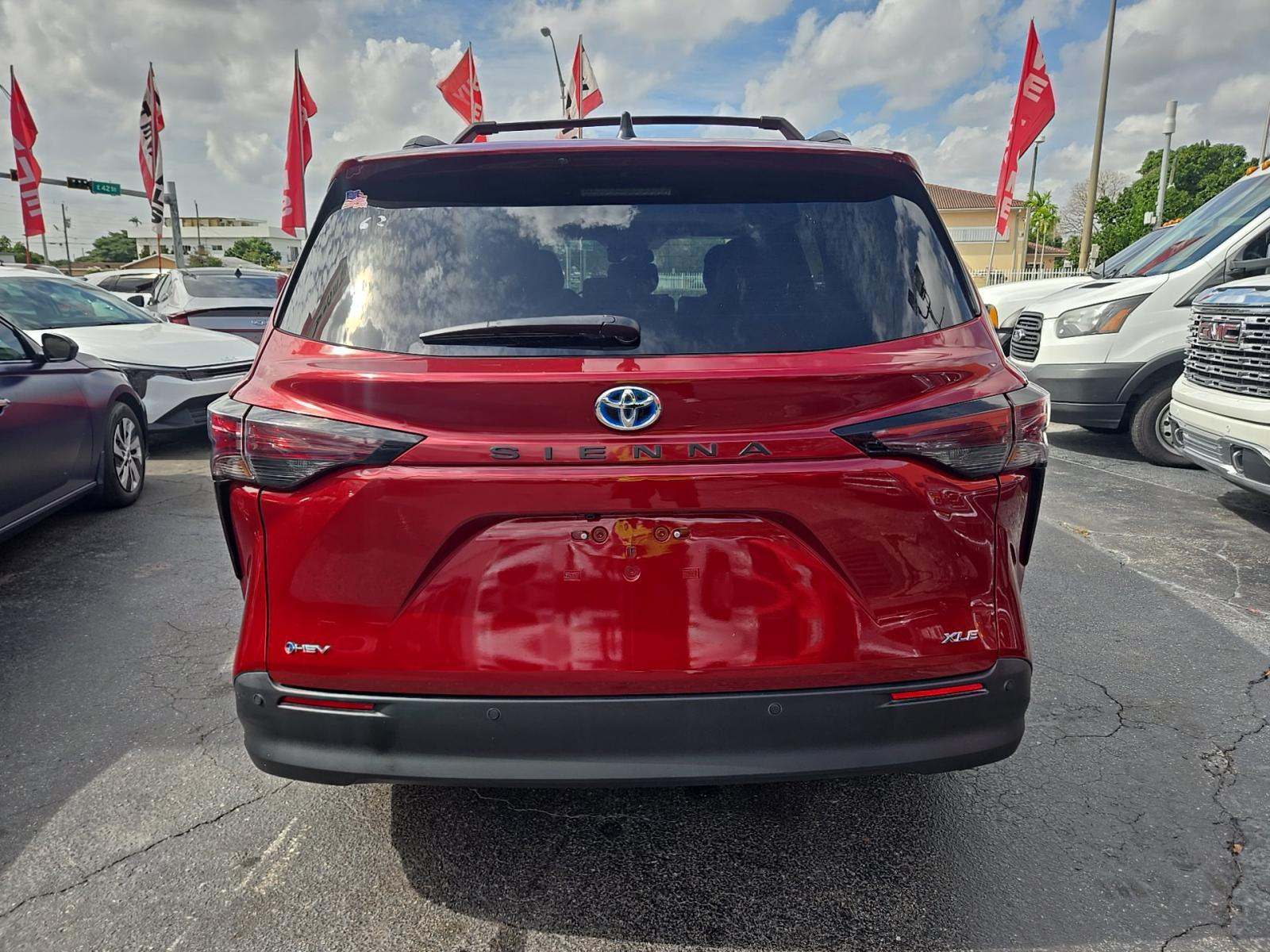 2025 Toyota Sienna XLE FWD