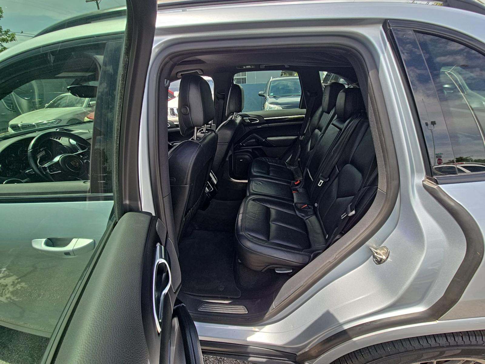 PORSCHE CAYENNE - 9