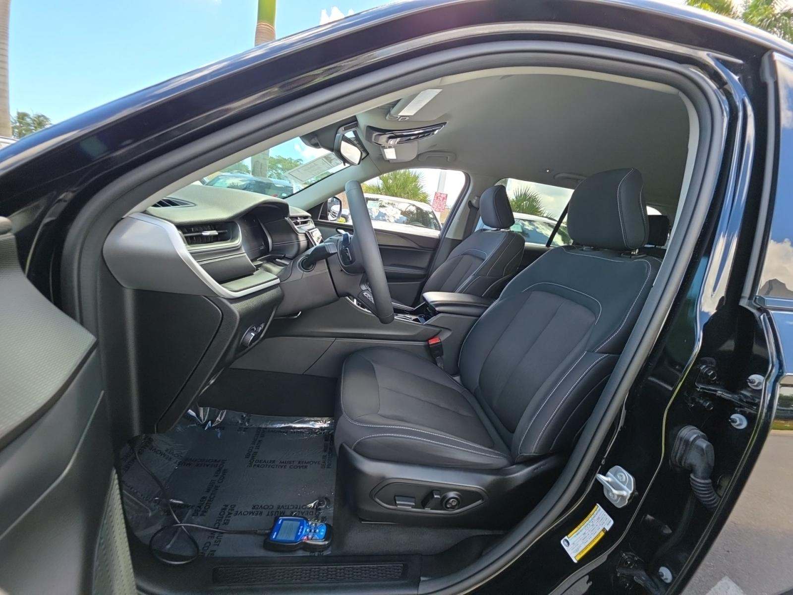 2023 Jeep Grand Cherokee Laredo AWD