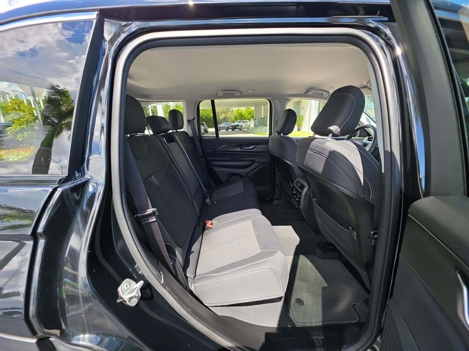 2023 Jeep Grand Cherokee Laredo AWD