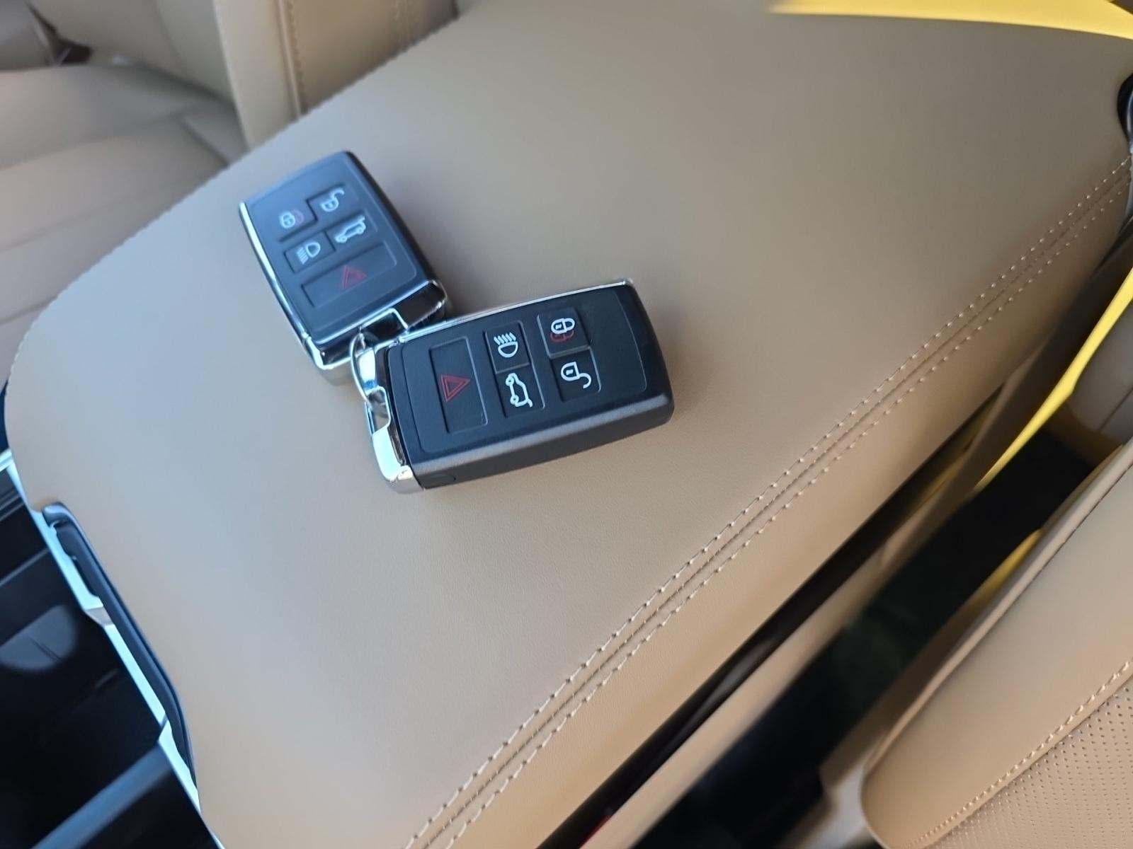 2025 Land Rover Range Rover SE LWB AWD