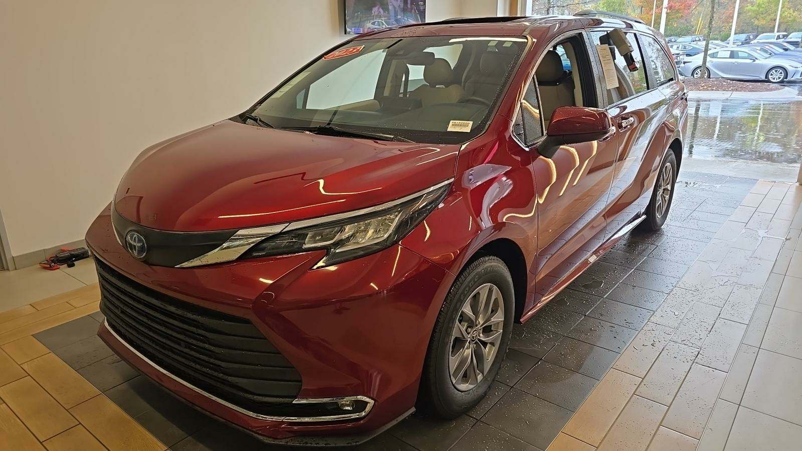 2023 Toyota Sienna XLE 7-Passenger 120.5