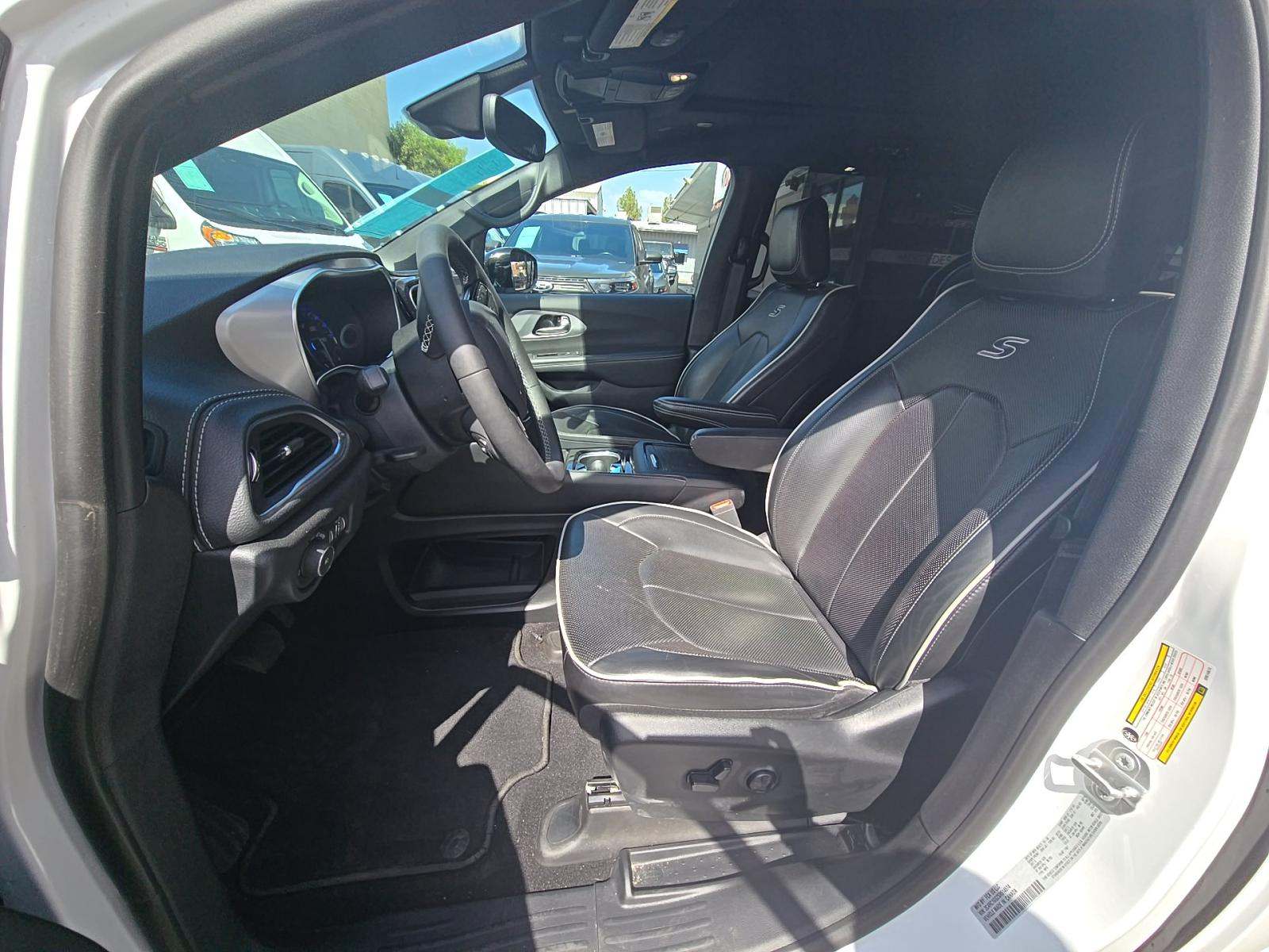 2025 Chrysler Pacifica Limited FWD