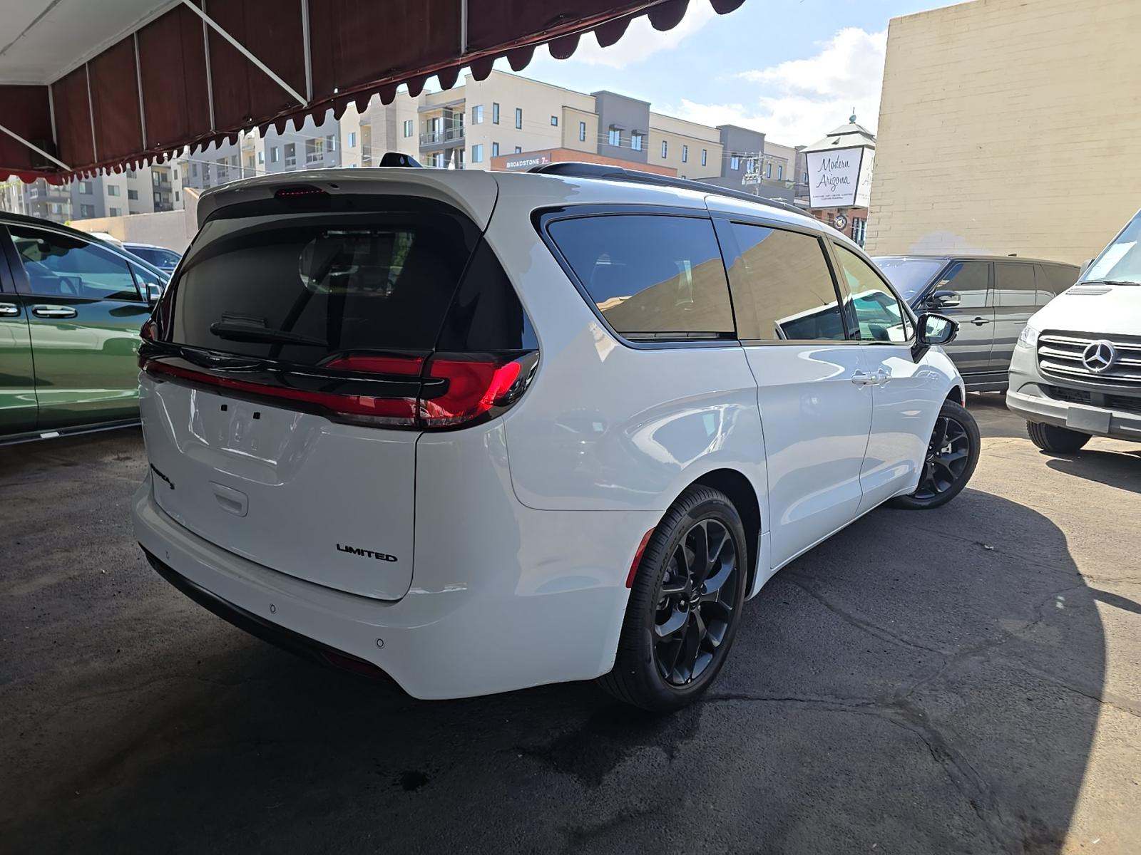 2025 Chrysler Pacifica Limited FWD