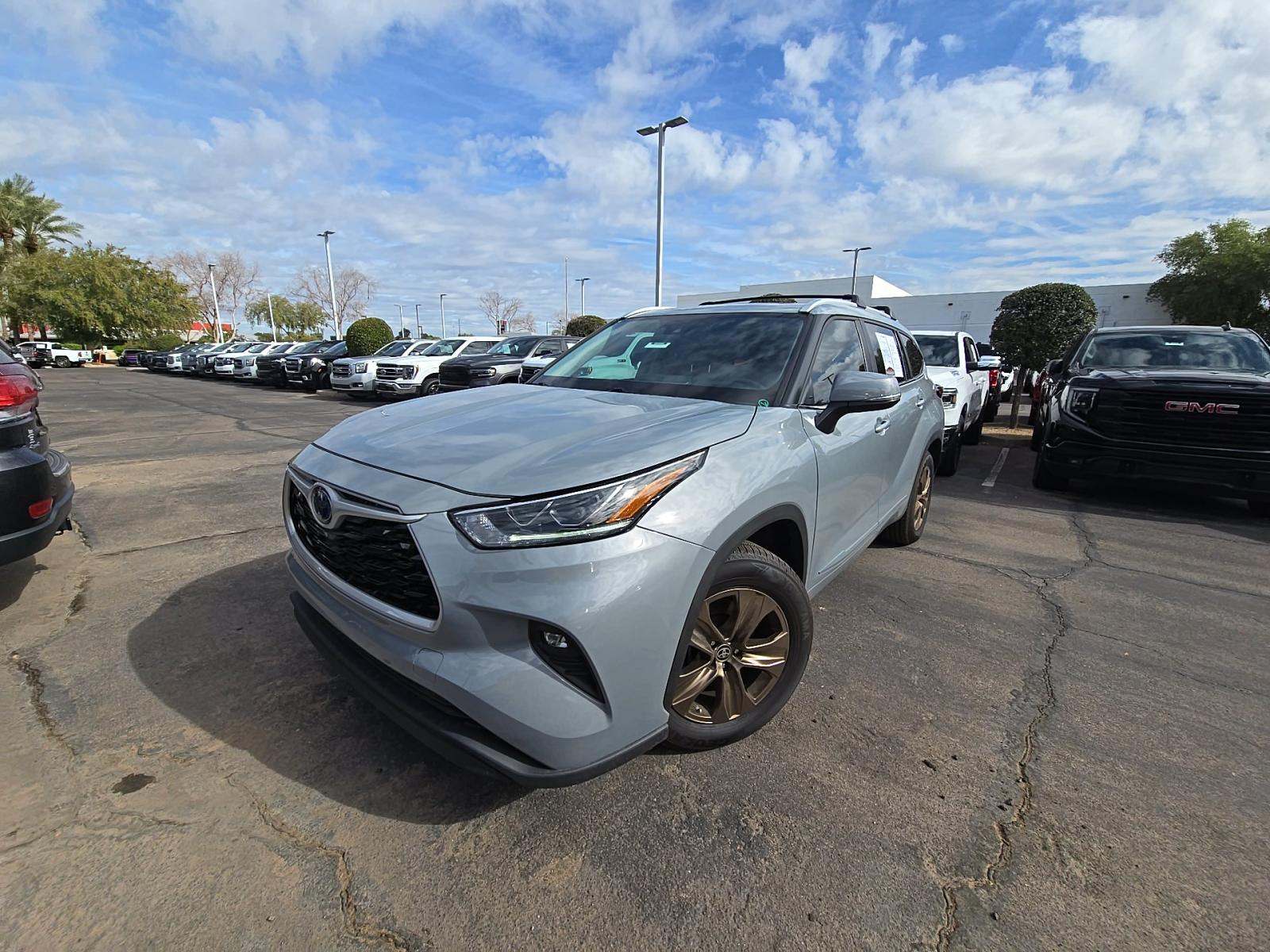 2023 Toyota Highlander Hybrid Bronze Edition FWD