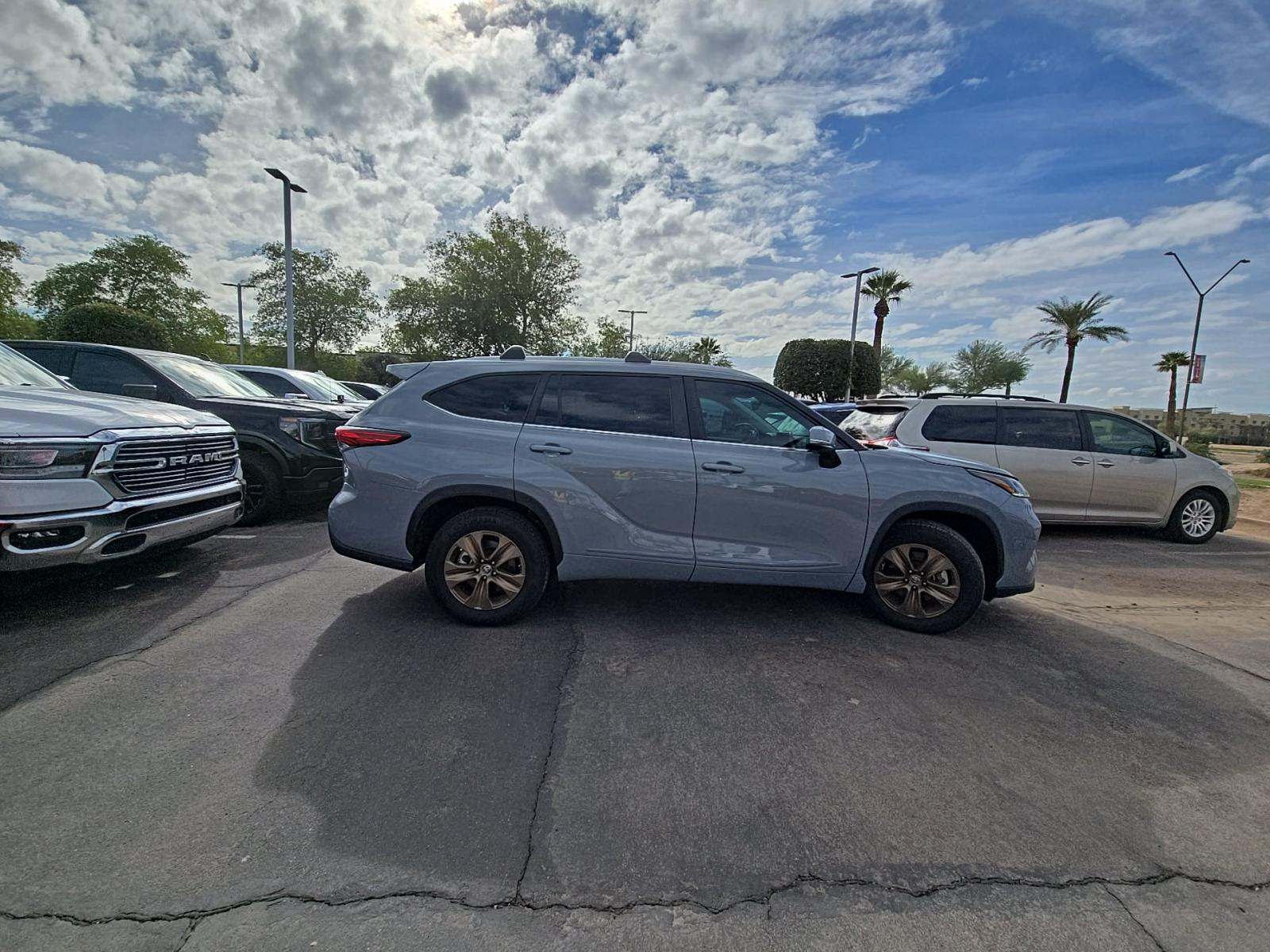 2023 Toyota Highlander Hybrid Bronze Edition FWD