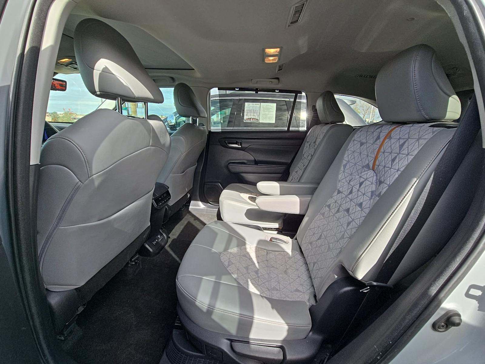 2023 Toyota Highlander Hybrid Bronze Edition FWD