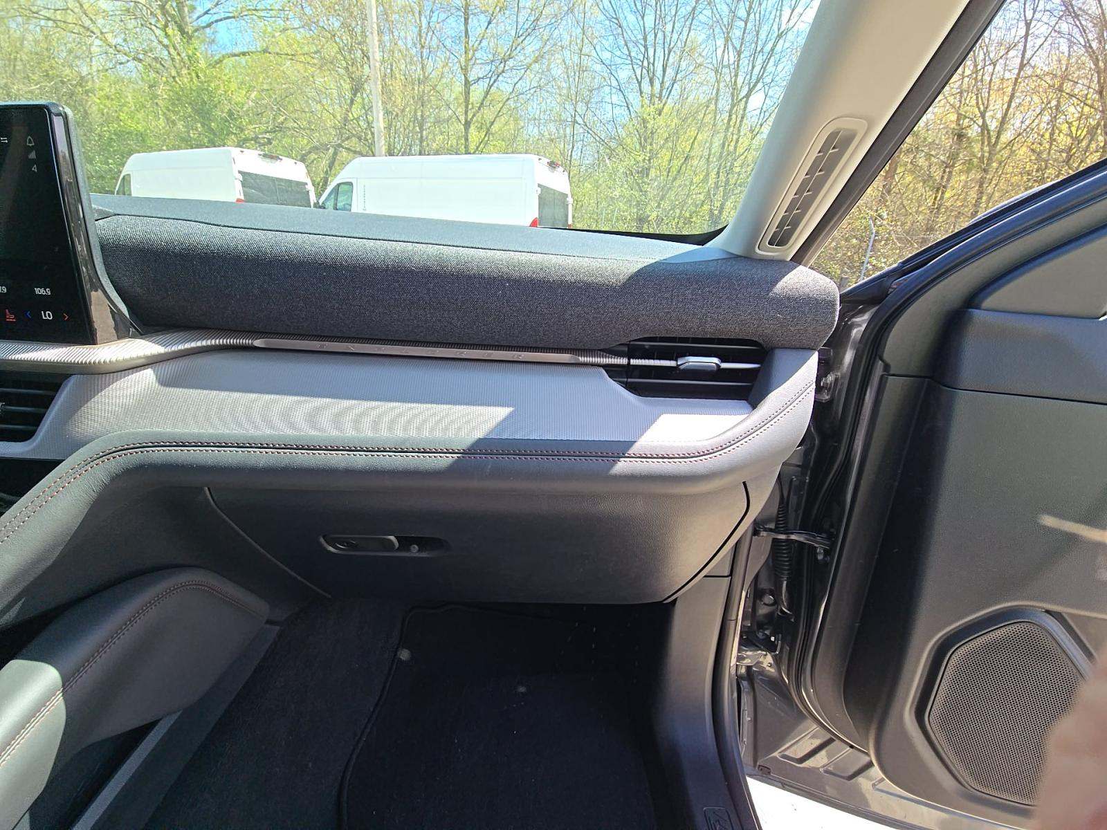 2025 Ford Explorer Active RWD