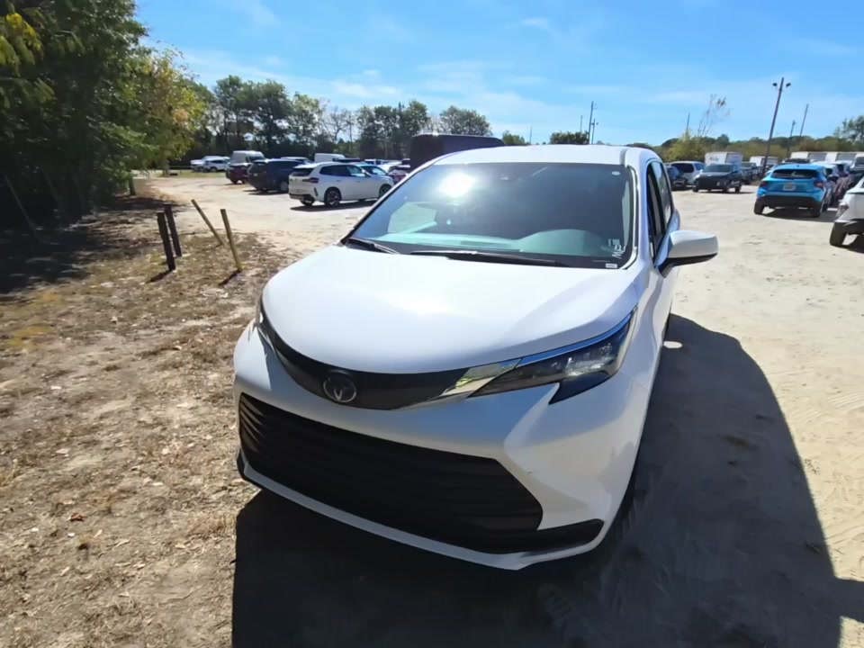 2025 Toyota Sienna LE FWD