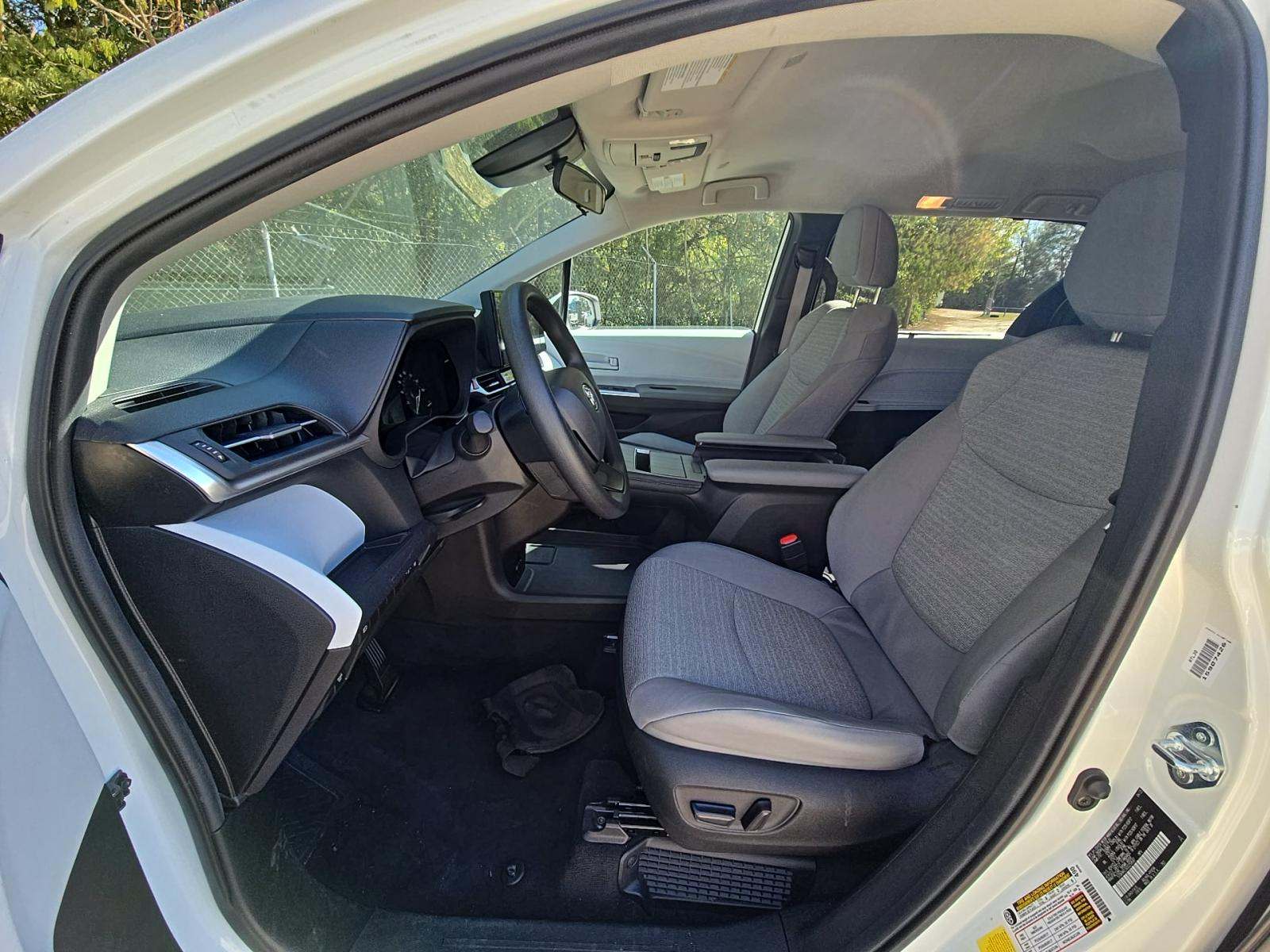 2025 Toyota Sienna LE FWD