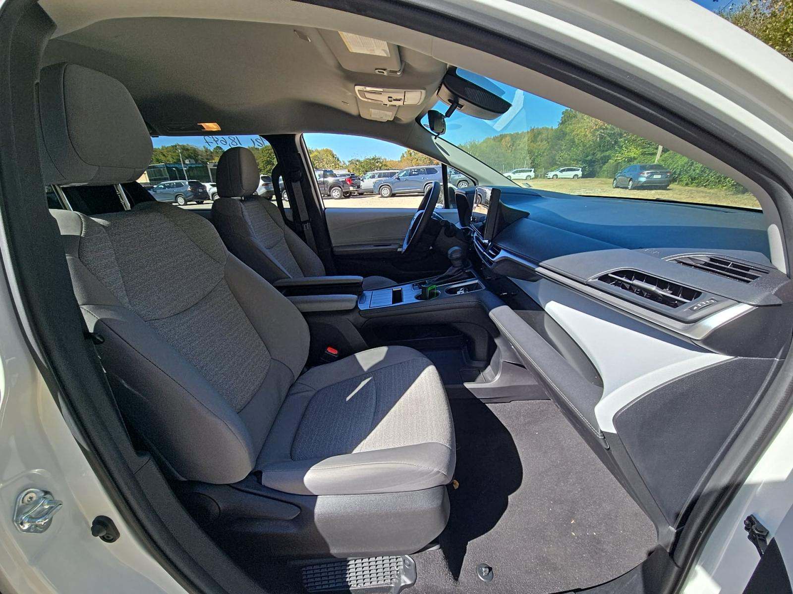 2025 Toyota Sienna LE FWD