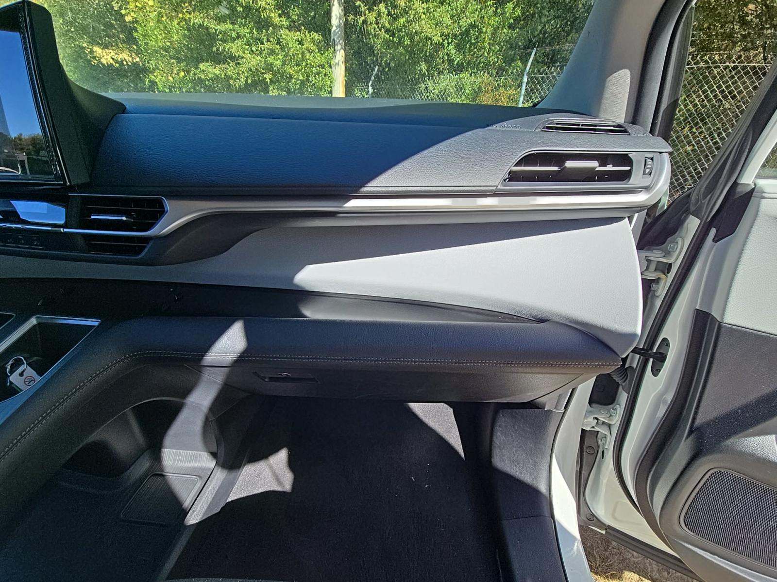 2025 Toyota Sienna LE FWD