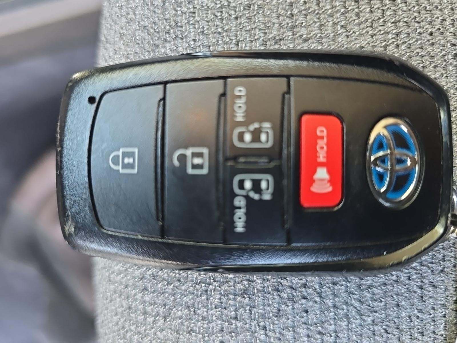 2025 Toyota Sienna LE FWD