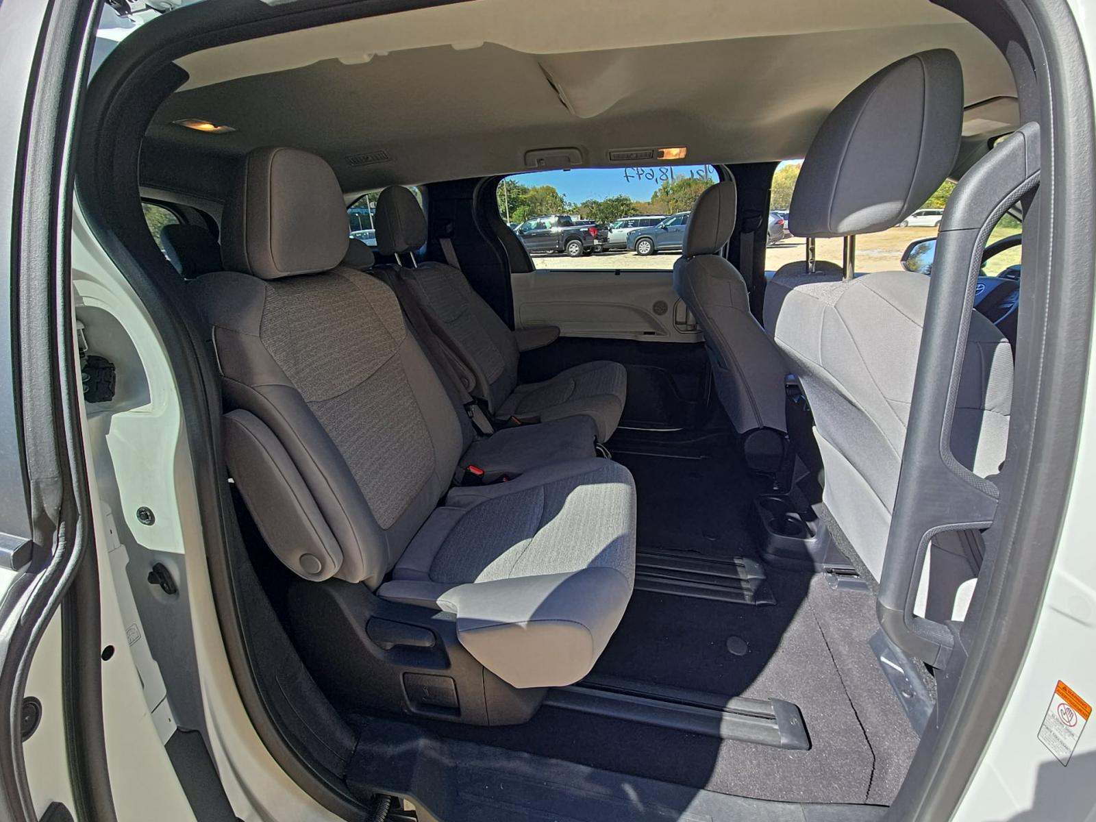 2025 Toyota Sienna LE FWD