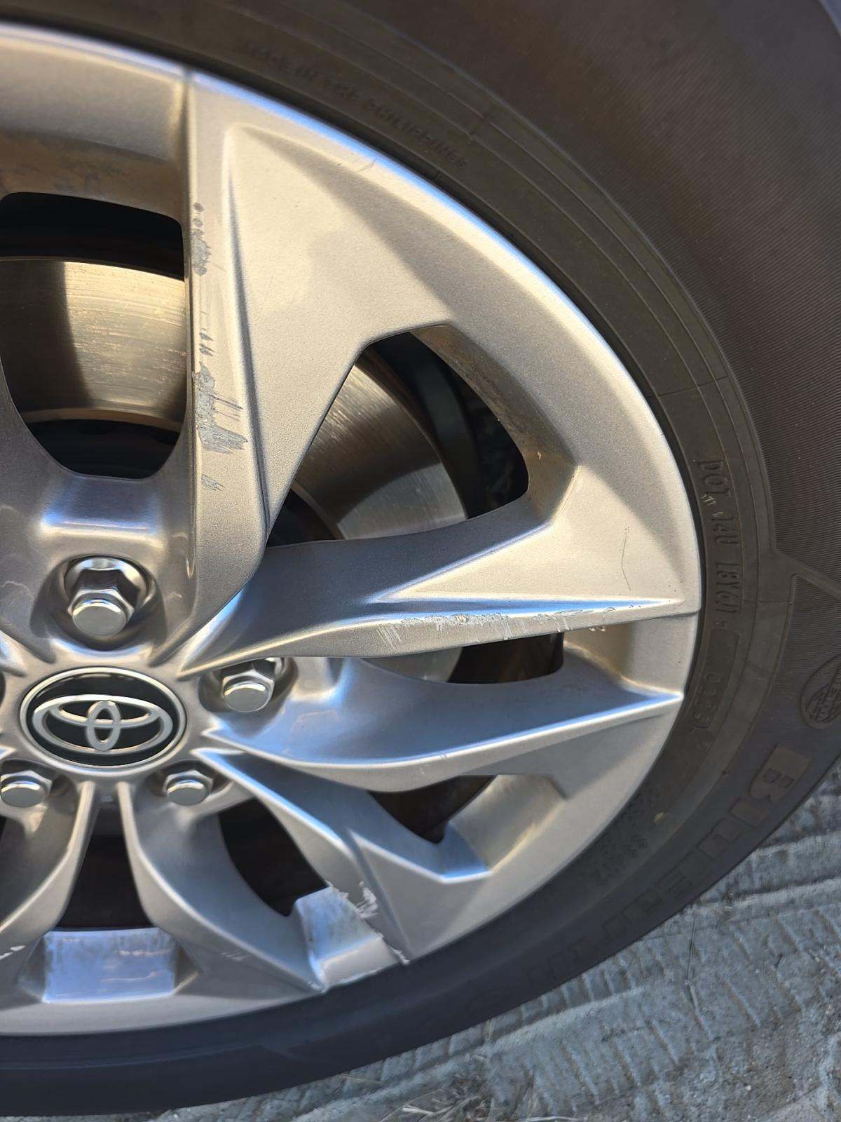 2025 Toyota Sienna LE FWD