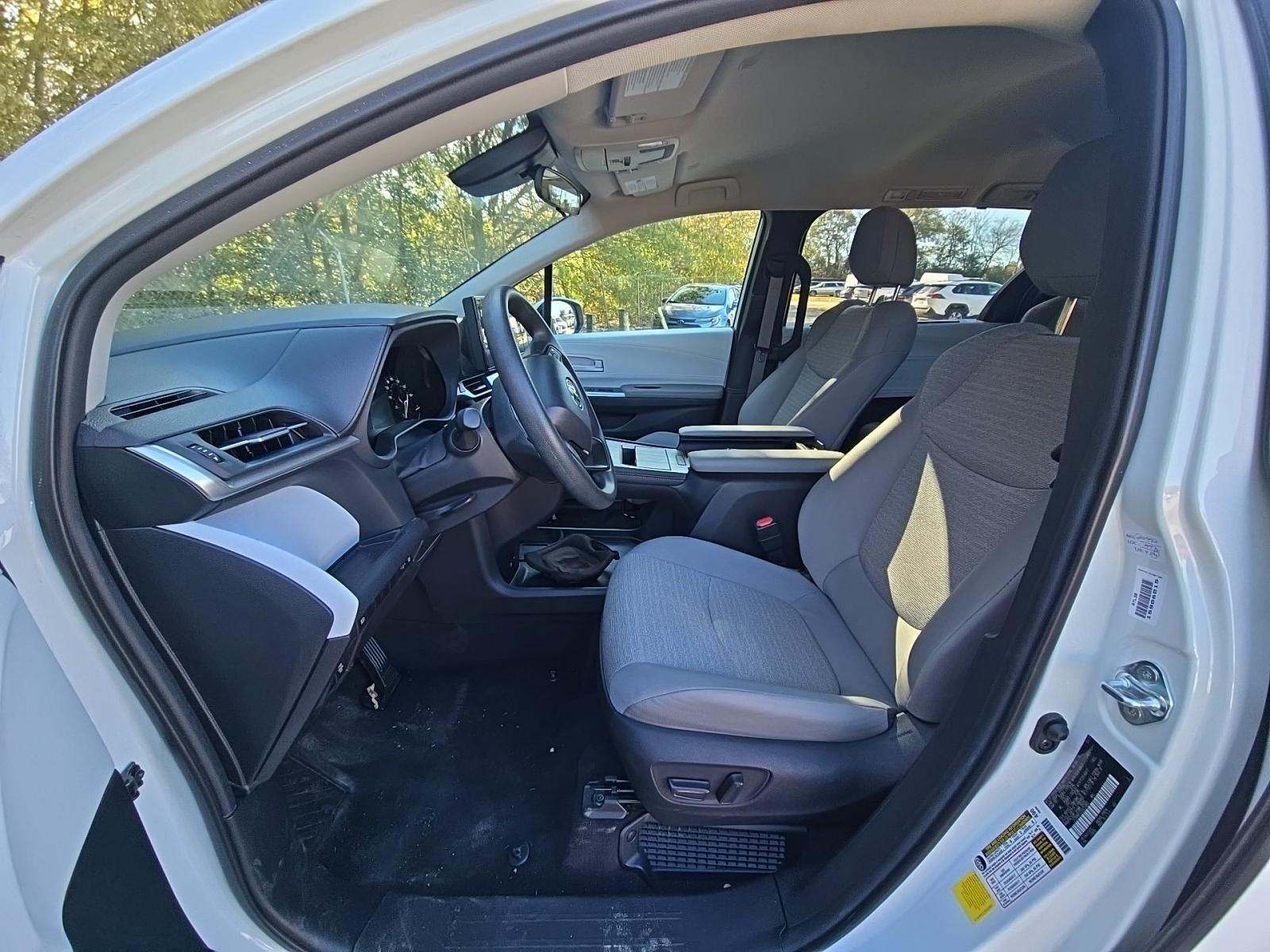 2025 Toyota Sienna LE FWD