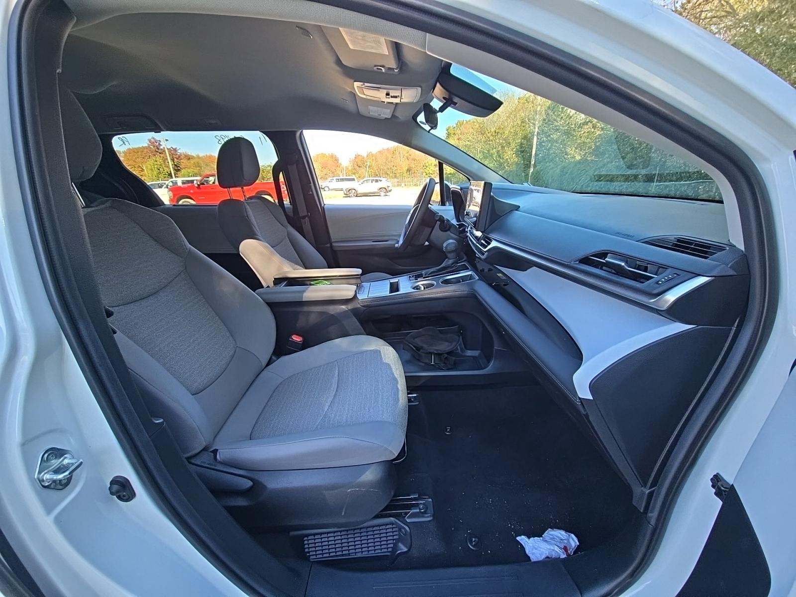 2025 Toyota Sienna LE FWD