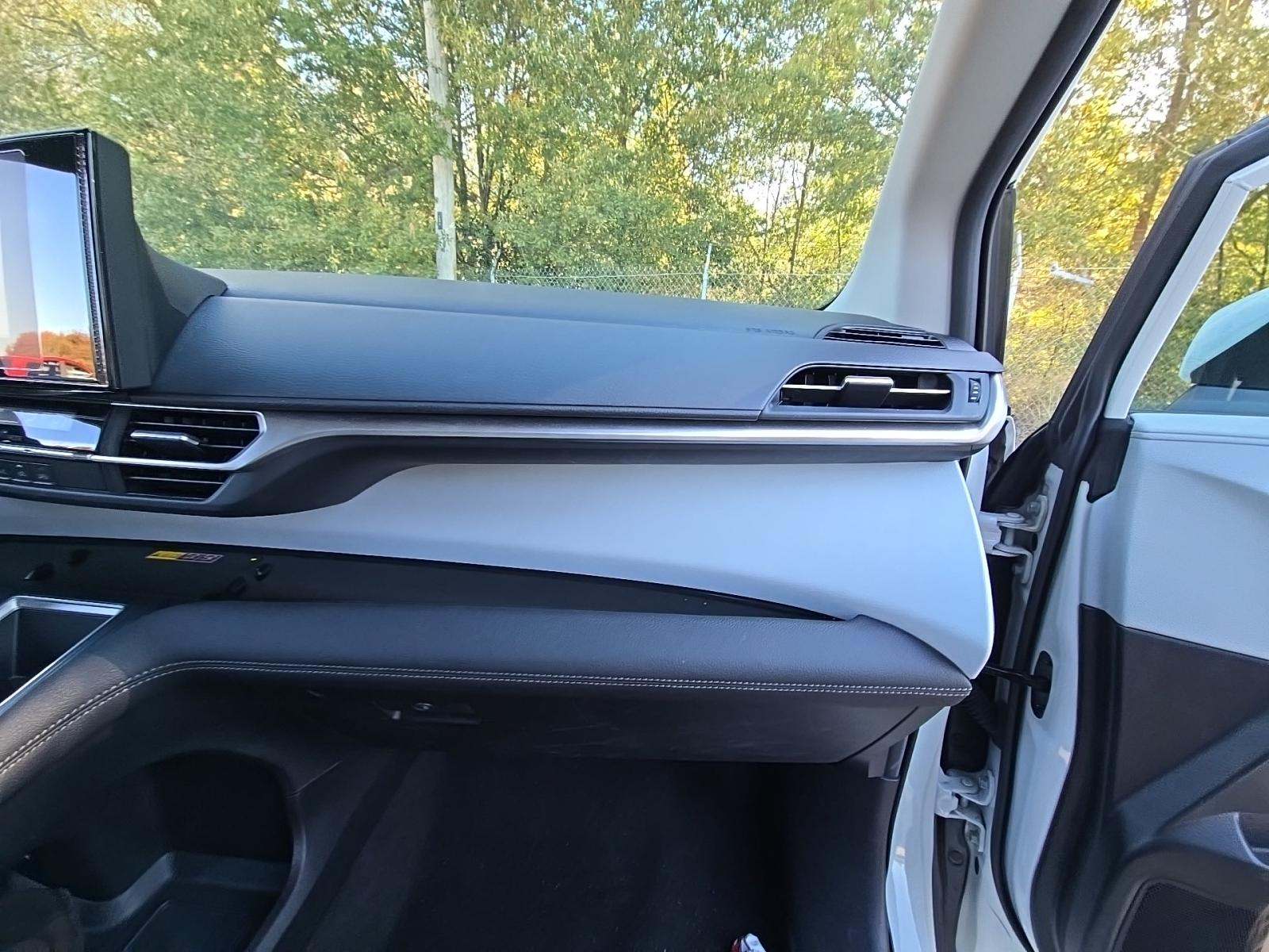 2025 Toyota Sienna LE FWD