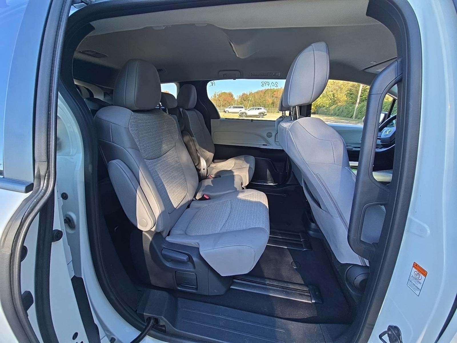 2025 Toyota Sienna LE FWD