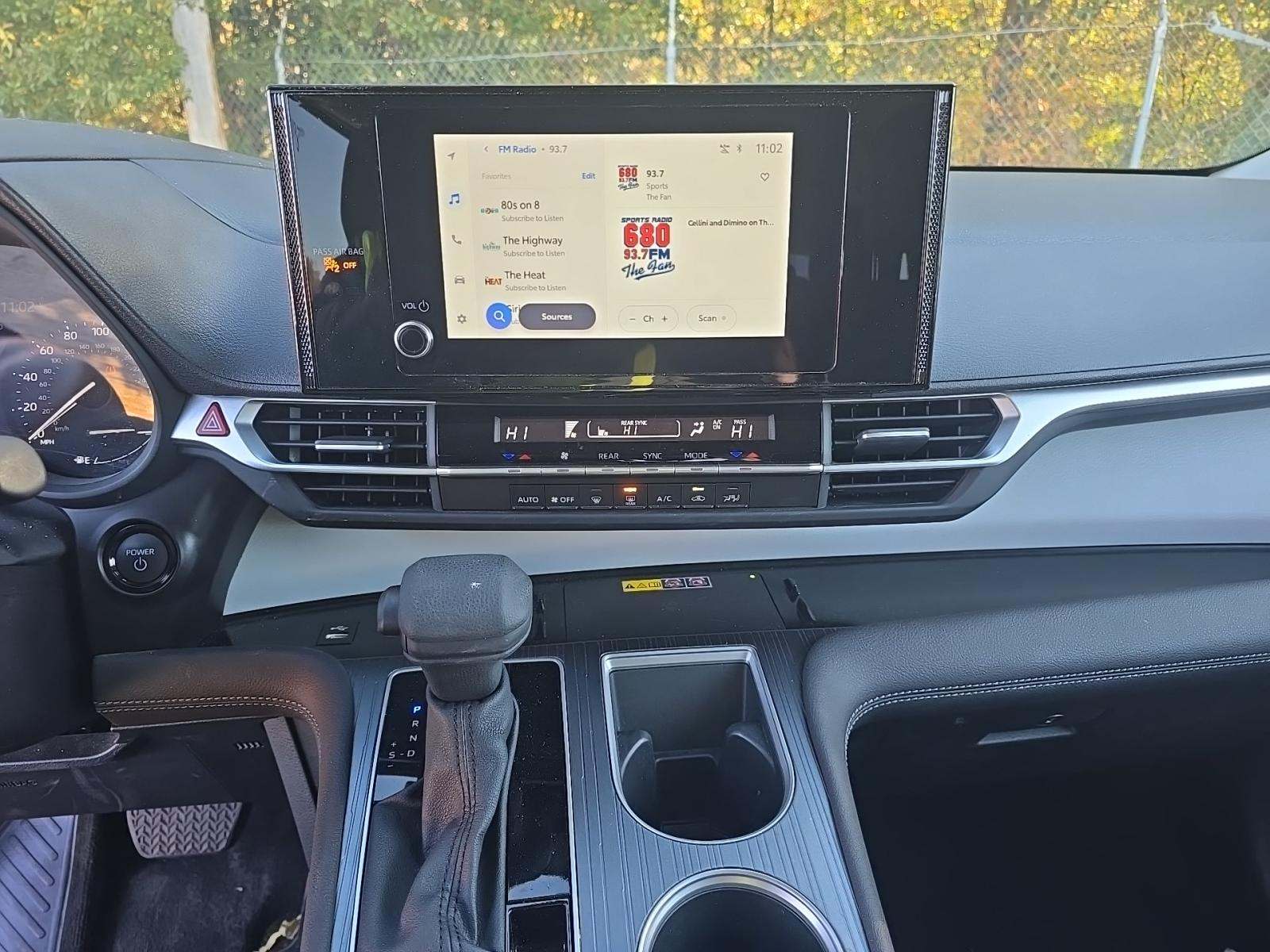 2025 Toyota Sienna LE FWD