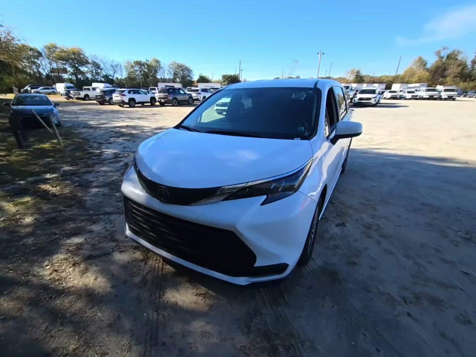 2025 Toyota Sienna LE FWD