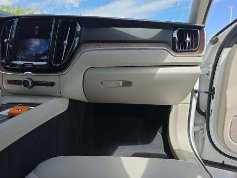 2022 Volvo XC60 B5 Momentum AWD